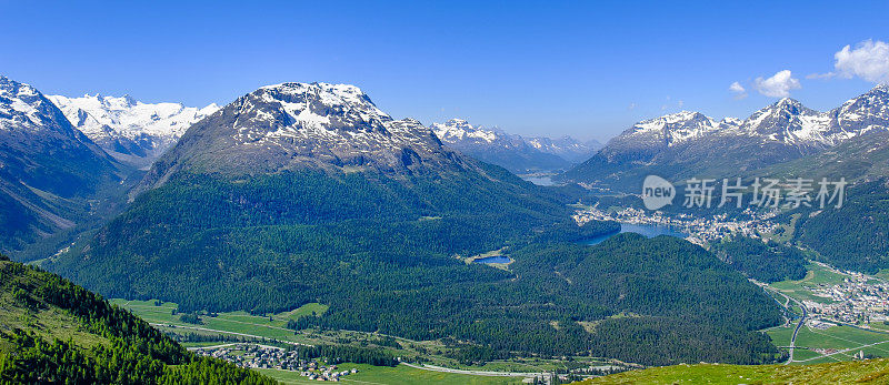 Muottas Muragl(2454米)，俯瞰上恩加丁山谷(Graubünden，瑞士)